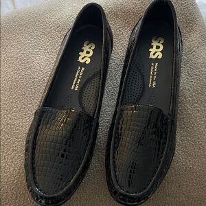 SAS Women's Black Croc-Embossed Flats